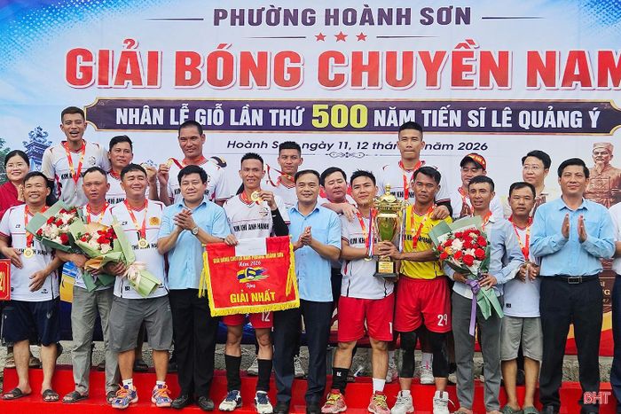  Ngay sau các trận đấu, Ban tổ chức đã tiến hành bế mạc và trao giải cho các đội bóng và vận động viên xuất sắc. Trong ảnh: Trao giải nhất cho đội bóng chuyền TDP Hồng Sơn. 