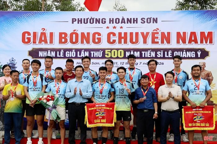 Trao giải nhì cho đội bóng chuyền TDP Kỳ Liên.