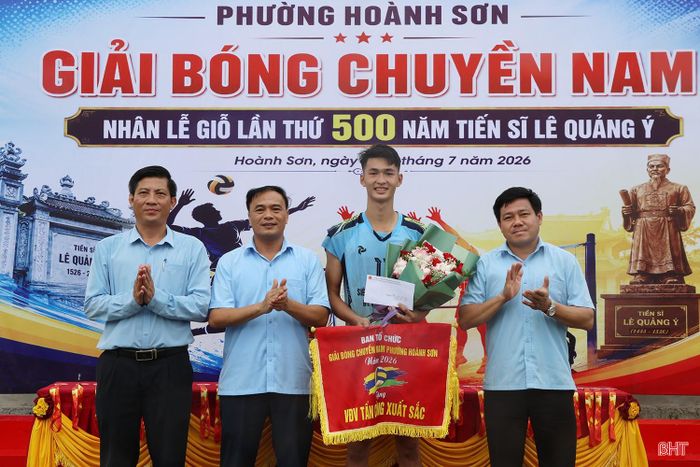 Lãnh đạo phường Hoành Sơn trao giải cho VĐV tấn công xuất sắc.