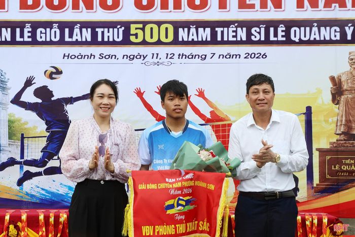 Trao giải cho VĐV phòng thủ xuất sắc.