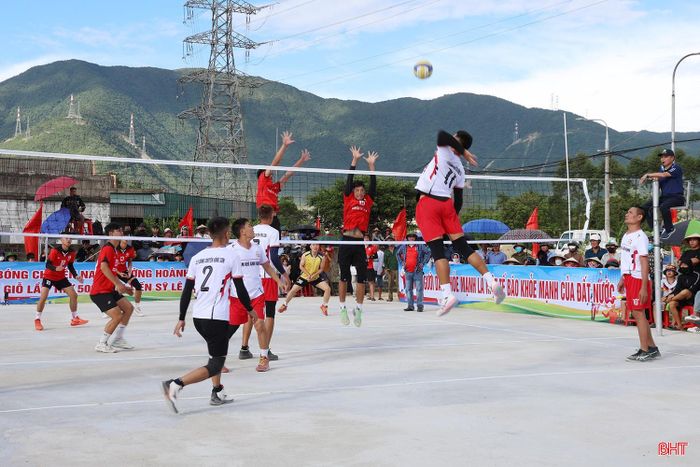 Các trận đấu diễn ra sôi nổi, kịch tính và hấp dẫn trong từng pha bóng.