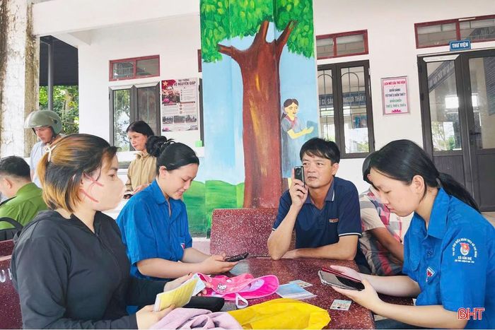 Đội thanh niên xung kích tình nguyện xã Cẩm Duệ hỗ trợ người dân kích hoạt tài khoản định danh điện tử VNeID mức 2.