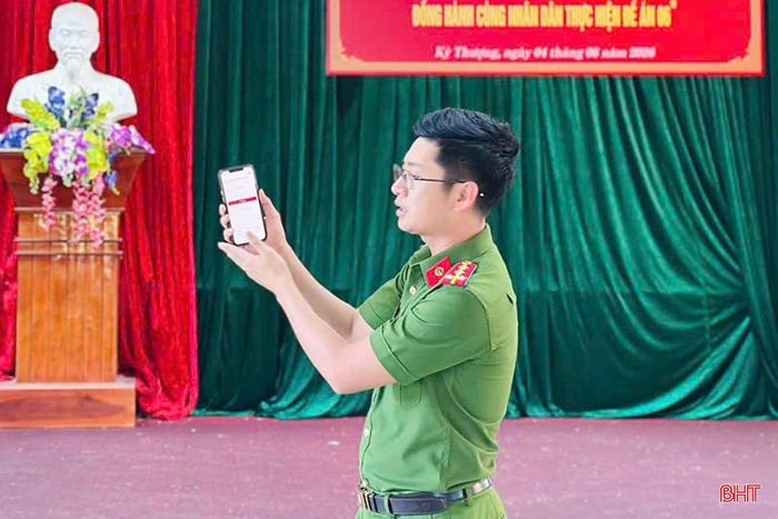 Công an xã Kỳ Thượng hướng dẫn khai thác các tiện ích tích hợp trên ứng dụng VNeID.