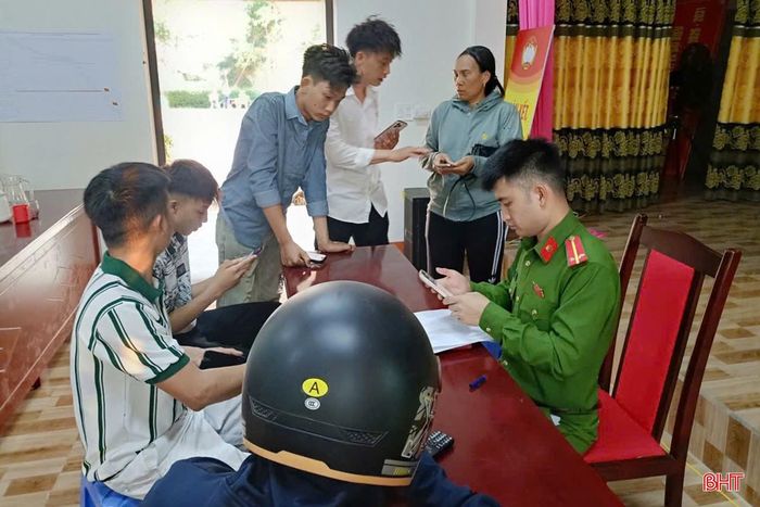 Ngoài lực lượng chức năng, nhiều bạn trẻ ở Kỳ Thượng cũng đã tự nguyện hướng dẫn người dân thực hiện các dịch vụ công trực tuyến và các tiện ích phục vụ đời sống hằng ngày trên VNeID.