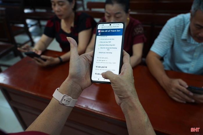 Bà Võ Thị Vân - Bí thư Chi bộ tổ dân phố 18, phường Thành Sen giới thiệu ứng dụng bản đồ số phường Thành Sen đến người dân trên địa bàn.