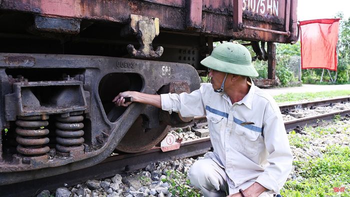 Nhiều người thấy chúng tôi cầm búa gõ liên tục vào bánh xe có thể nghĩ công việc này khá dễ dàng. Thực ra, mỗi tiếng búa phát ra đều mang theo một "tín hiệu". Người làm nghề lâu năm có thể nhận biết mỗi thiết bị, hạng mục có đảm bảo kỹ thuật hay không qua chính âm thanh ấy.