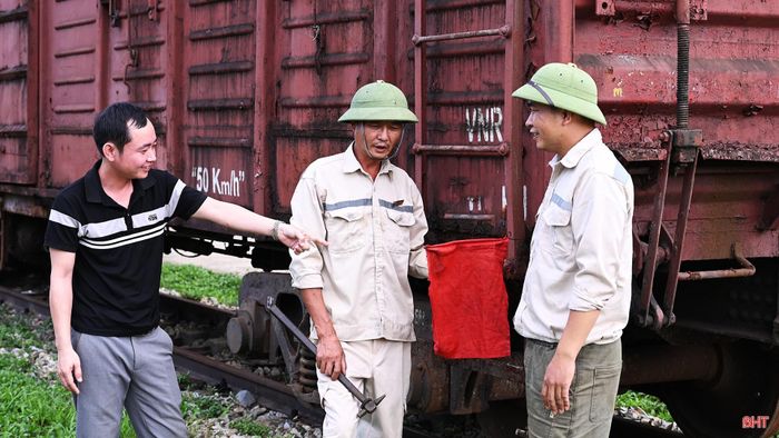 Tại ga Phúc Trạch, chúng tôi chịu trách nhiệm khám chữa tàu chạy hướng Bắc – Nam. Nhiệm vụ là khám trọng điểm các toa tàu, đặc biệt là hệ thống hãm (phanh) trước khi vượt đèo Khe Nét, tỉnh Quảng Trị với độ dốc 17‰.