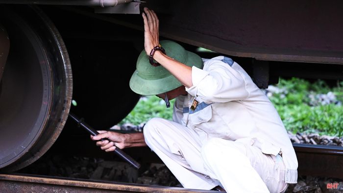 Người kiểm tu ít khi được mọi người biết đến, bởi chúng tôi chủ yếu làm việc với những đoàn tàu hàng. Nhưng phía sau mỗi chuyến tàu vận chuyển hàng hóa an toàn là sự cẩn trọng, tỉ mỉ của những người lặng lẽ đứng bên đường ray như chúng tôi.