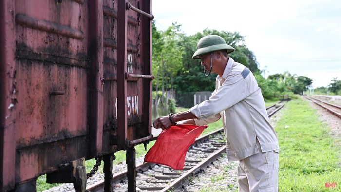 Trạm Khám chữa toa xe Phúc Trạch được giao quản lý đoạn đường từ phía nam ga Hương Phố (Hà Tĩnh) đến phía nam ga Minh Lễ (Quảng Trị), gồm 11 ga. Chúng tôi chủ yếu khám chữa các đoàn tàu hàng theo phân công của công ty hoặc tàu dừng tránh tại ga.