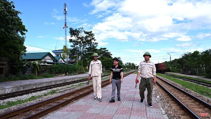 Tại ga Phúc Trạch, mỗi đoàn tàu thường có 2 - 3 công nhân kiểm tu cùng thực hiện công việc. Mỗi người đảm nhận một vị trí nhưng luôn phối hợp nhịp nhàng để hoàn thành việc kiểm tra trong thời gian tàu dừng ga.