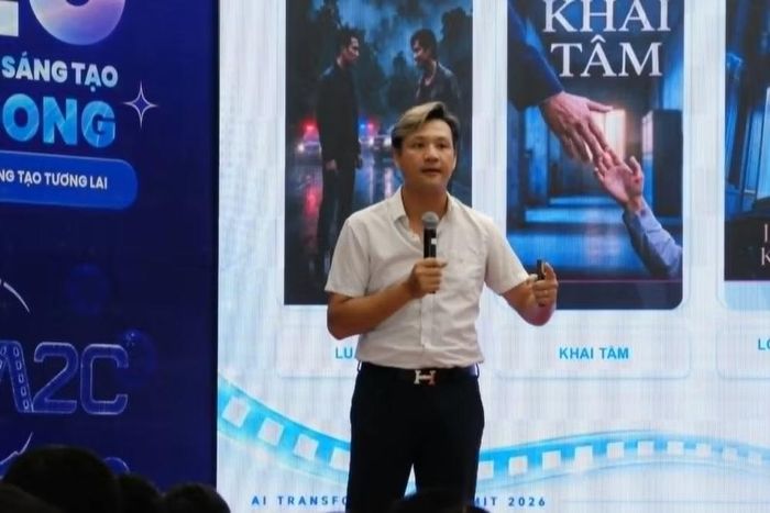 Đạo diễn Nguyễn Khải Anh trình bày tham luận tại hội nghị. (Ảnh: PV/Vietnam+)