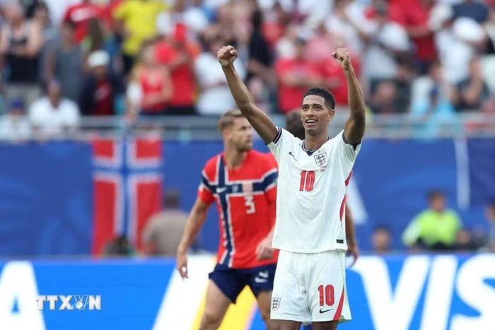 Bellingham tỏa sáng để đưa tuyển Anh tiến vào bán kết World Cup 2026. (Ảnh: AFP/TTXVN)