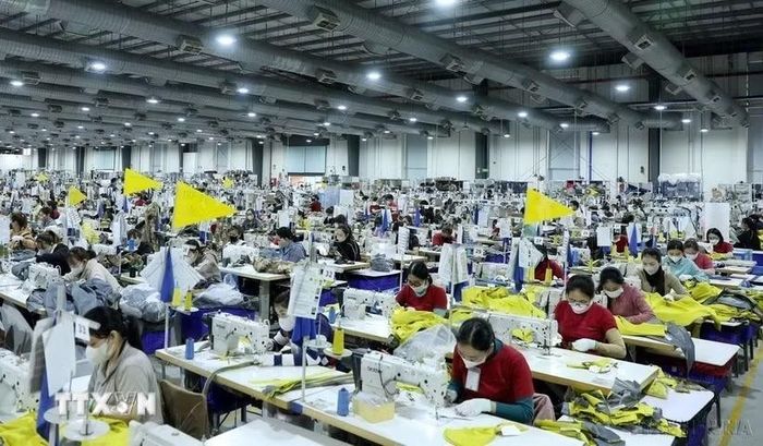 Kim ngạch xuất khẩu dệt may 6 tháng đầu năm 2026 toàn ngành ước đạt 22,2 tỷ USD, tăng 1,7% so với cùng kỳ năm 2025. (Ảnh: Quốc Khánh/TTXVN)