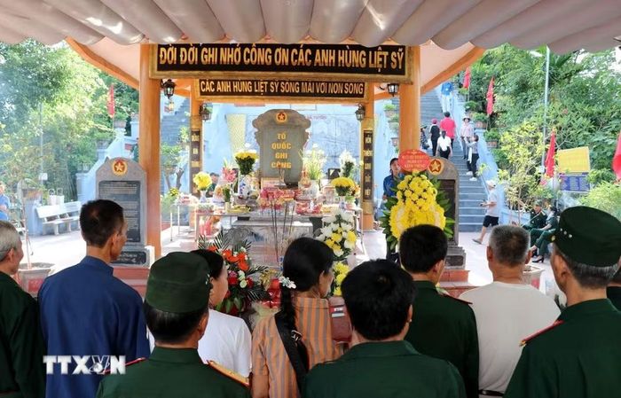Thành kính tri ân các Anh hùng liệt sỹ tại Đền thờ Điểm cao 468 trong ngày giỗ trận Vị Xuyên. (Ảnh: Đức Thọ/TTXVN)