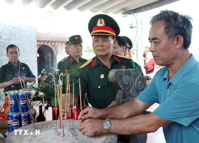 Cựu chiến binh trở về chiến trường xưa, thắp nén hương tri ân đồng đội đã nằm lại nơi biên cương. (Ảnh: Đức Thọ/TTXVN)