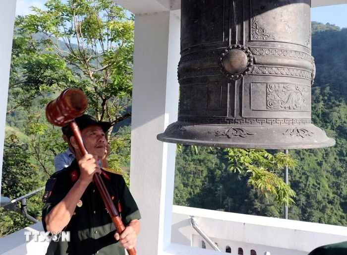 Thỉnh chuông tưởng niệm các Anh hùng liệt sỹ trong lễ giỗ trận Vị Xuyên. (Ảnh: Đức Thọ/TTXVN)