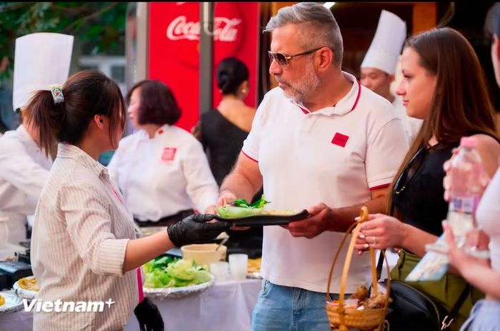 Các thực khách Hungary làm quen với phở và các món ăn tiêu biểu của Việt Nam. (Ảnh: Vietnam+)