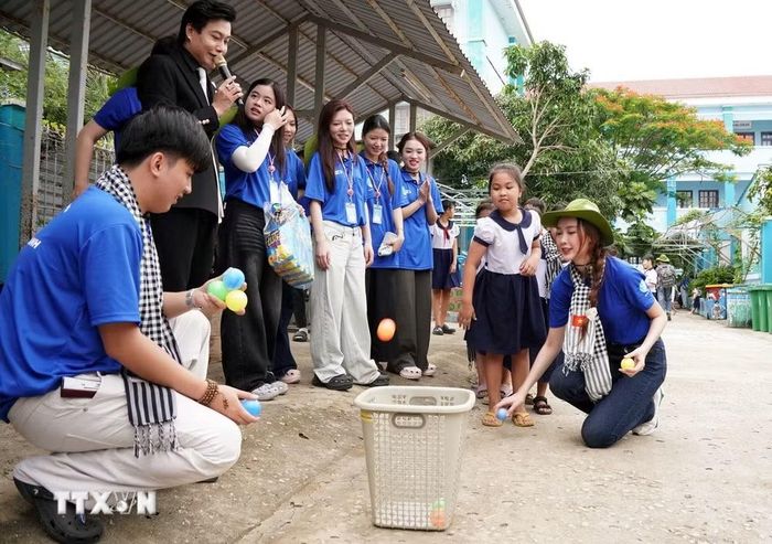 Hội Du học sinh Việt Nam tại các nước tổ chức sân chơi cho các em thiếu nhi tại Trường Tiểu học Thạnh An. (Ảnh: Trung Tuyến/TTXVN)