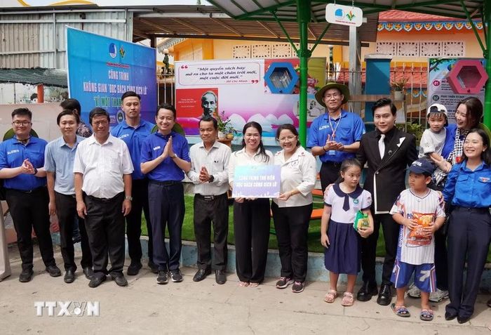 Ban tổ chức trao tặng Công trình thư viện “Đọc sách cùng xích lô” cho Trường Tiểu học Thạnh An. (Ảnh: Trung Tuyến/TTXVN)