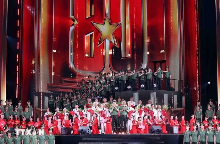 Đại tướng Lương Tam Quang, Bộ trưởng Bộ Công an và Thượng tướng Phạm Thế Tùng tặng hoa tri ân các Anh hùng lực lượng An ninh nhân dân các thời kỳ. (Ảnh: Phạm Kiên/TTXVN)
