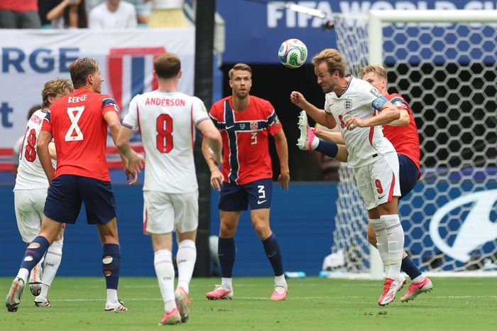 Pha đánh đầu của tiền đạo Harry Kane (số 9) đội tuyển Anh. Ảnh: AFP/TTXVN (Ảnh không cho phép bên thứ 3 khai thác, chia sẻ lại).