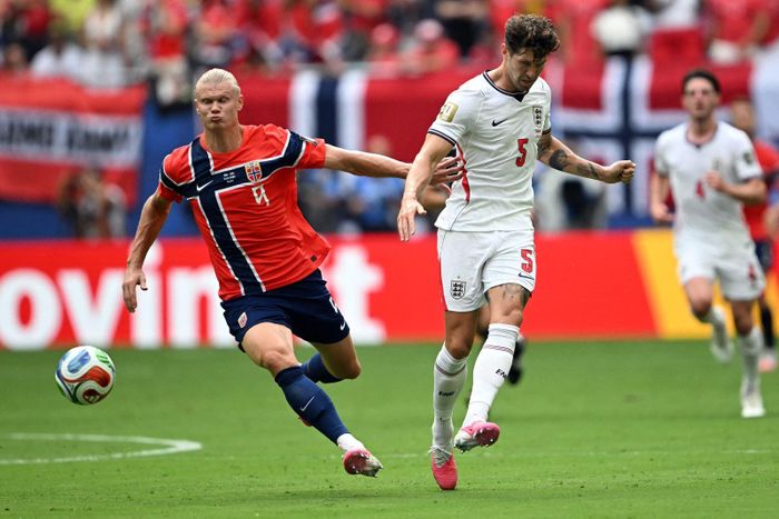 Tiền đạo Erling Braut Haaland (số 9) của Na Uy tranh chấp bóng với hậu vệ John Stones (số 5) của Anh. Ảnh: AFP/TTXVN (Ảnh không cho phép bên thứ 3 khai thác, chia sẻ lại).