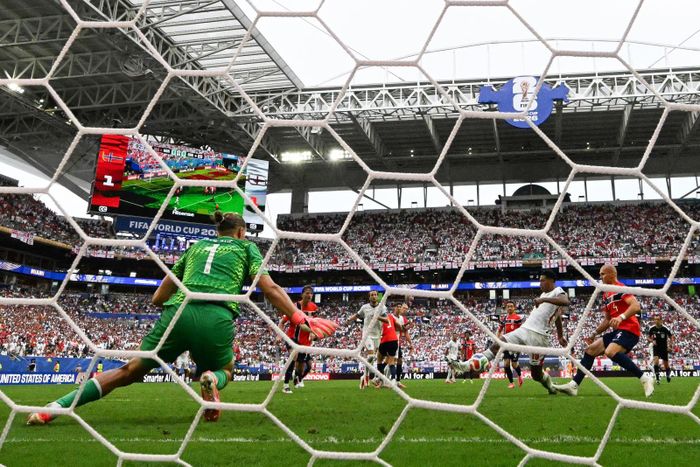 Tiền vệ Jude Bellingham (số 10) ghi bàn thắng nâng tỉ số lên 2-1 cho đội tuyển Anh. Ảnh: AFP/TTXVN (Ảnh không cho phép bên thứ 3 khai thác, chia sẻ lại).