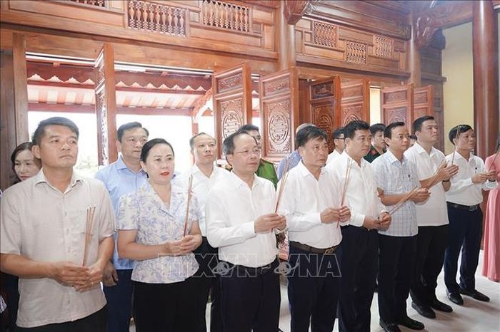 Lãnh đạo tỉnh Hà Tĩnh dâng hương tưởng nhớ 20 liệt sĩ đã hi sinh tại Trận địa pháo Bãi Dừa. Ảnh: TTXVN phát