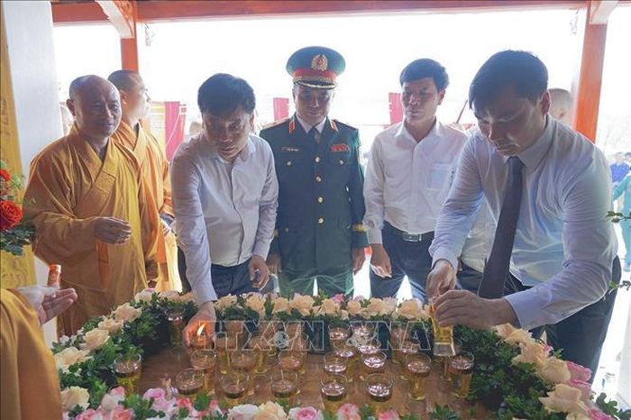 Thắp nến tri ân 20 liệt sĩ tại trận địa pháo Bãi Dừa. Ảnh: TTXVN phát