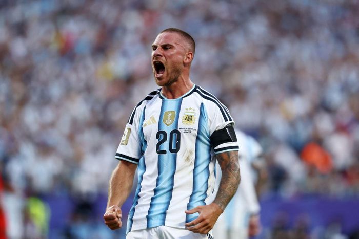 Tiền vệ Alexis Mac Allister (số 20) săn mừng sau khi ghi bàn mở tỉ số cho Argentina ở phút thứ 10. Ảnh: AFP/TTXVN (Ảnh không cho phép bên thứ 3 khai thác, chia sẻ lại)