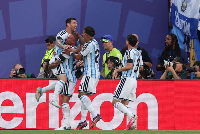 Các cầu thủ Argentina ăn mừng bàn thắng mở tỉ số trận đấu. Ảnh: AFP/TTXVN (Ảnh không cho phép bên thứ 3 khai thác, chia sẻ lại)