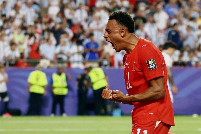 Tiền đạo Dan Ndoye ăn mừng sau pha ghi bàn gỡ hòa 1-1 cho Thụy Sĩ. Ảnh: AFP/TTXVN (Ảnh không cho phép bên thứ 3 khai thác, chia sẻ lại).