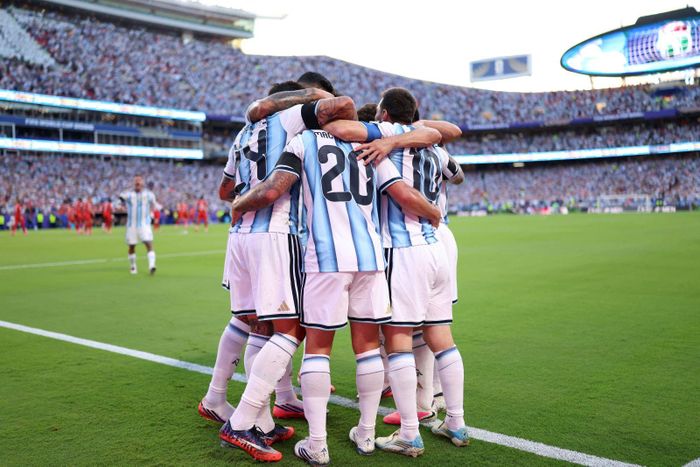 Các cầu thủ Argentina ăn mừng bàn thắng mở tỉ số trận đấu. Ảnh: AFP/TTXVN (Ảnh không cho phép bên thứ 3 khai thác, chia sẻ lại)