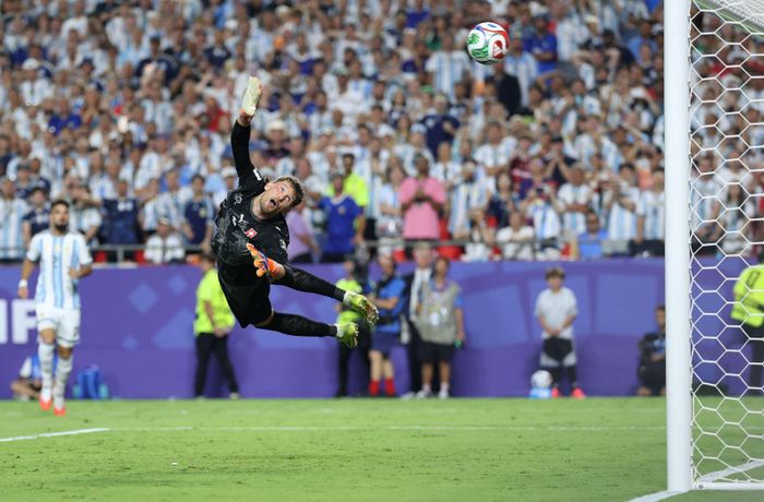 Thủ thành Thụy Sĩ Gregor Kobel thất bại trong việc cản phá cú sút của tiền đạo Argentina Julian Alvarez. Ảnh: AFP/TTXVN (Ảnh không cho phép bên thứ 3 khai thác, chia sẻ lại)