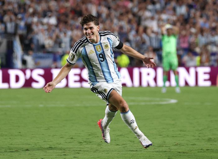 Tiền đạo Julian Alvarez ăn mừng sau khi ghi bàn thắng nâng tỷ số lên 2-1 cho Argentina ở phút 112. Ảnh: AFP/TTXVN (Ảnh không cho phép bên thứ 3 khai thác, chia sẻ lại)