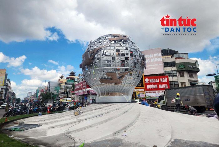 Biểu tượng quả cầu với chim Lạc tạo điểm nhấn mới tại cửa ngõ sân bay Tân Sơn Nhất.