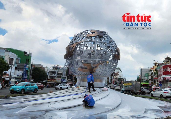Các công nhân đang gấp rút hoàn thiện công trình.