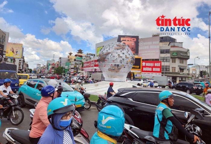 Biểu tượng quả cầu chim Lạc tại vòng xoay Lăng Cha Cả thu hút sự chú ý của người dân khi lưu thông qua khu vực.