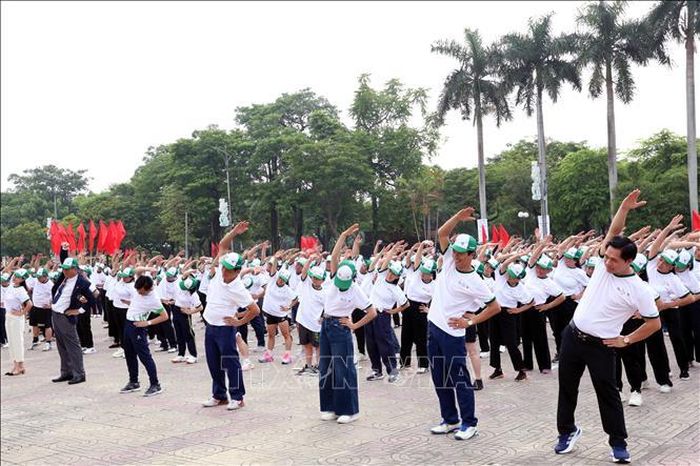 Các đại biểu và đông đảo cán bộ, nhân dân đã tham gia các hoạt động: đồng diễn thể dục thể thao, chạy đồng hành tại chương trình. Ảnh: Nguyễn Chinh/TTXVN