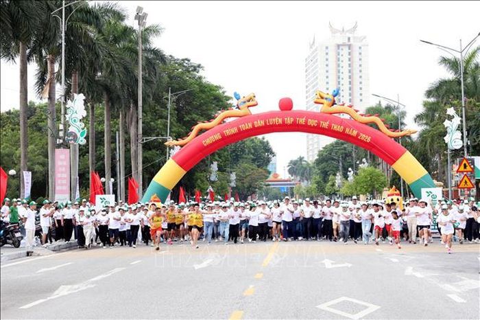 Các đại biểu và đông đảo cán bộ, nhân dân đã tham gia các hoạt động: đồng diễn thể dục thể thao, chạy đồng hành tại chương trình. Ảnh: Nguyễn Chinh/TTXVN.