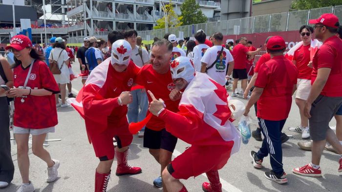 Cổ động viên hóa thân thành siêu anh hùng Canada bên ngoài sân vận động Toronto.