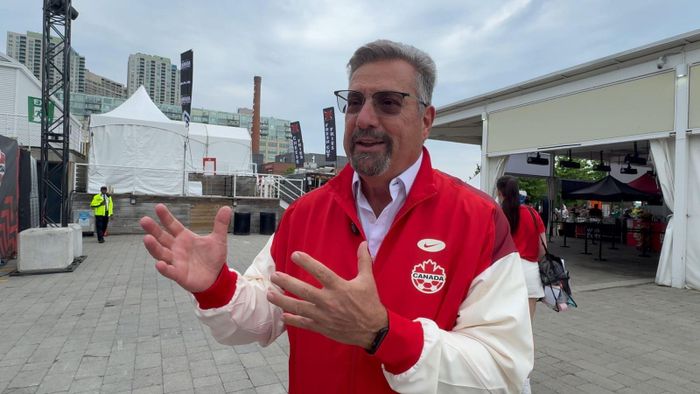 Chủ tịch Liên đoàn bóng đá Canada Peter Augruso trả lời phỏng vấn phóng viên TTXVN tại Canada.