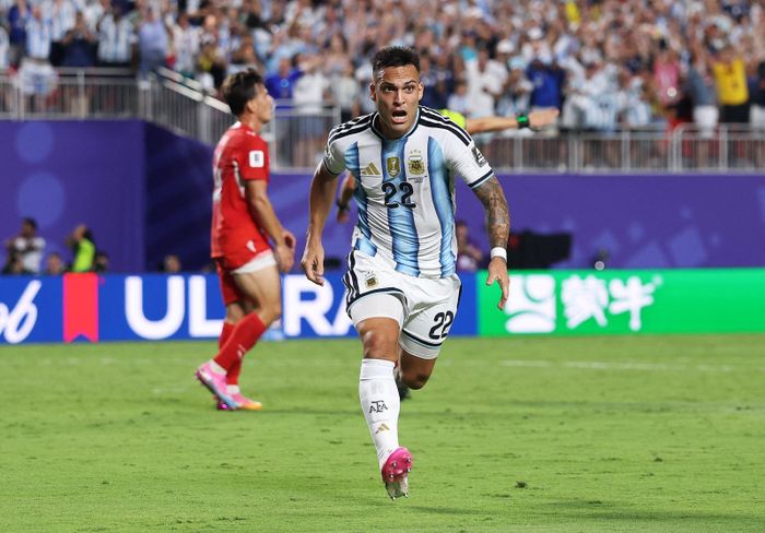 Tiền đạo Lautaro Martinez ăn mừng sau pha ghi bàn nâng tỷ số lên 3-1 cho Argentina. Ảnh: AFP/TTXVN (Ảnh không cho phép bên thứ 3 khai thác, chia sẻ lại)