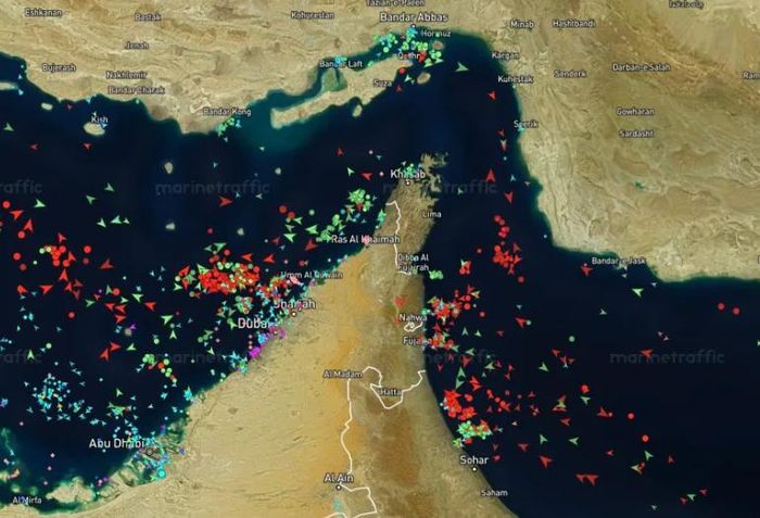 Tàu thuyền đậu ở trong và quanh eo biển Hormuz ngày 9/4. Ảnh: Marine Traffic
