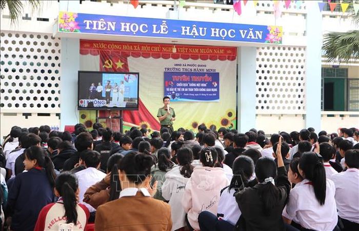 Chiến dịch “Không một mình” đang trở thành “lá chắn” hữu hiệu giúp hàng ngàn học sinh Quảng Ngãi phòng chống tội phạm công nghệ cao. Thay vì lý thuyết khô khan, Công an tỉnh Quảng Ngãi đã triển khai phương thức tương tác trực tiếp, trang bị kỹ năng nhận diện lừa đảo và bảo mật thông tin. Qua đó, thiết lập mạng lưới hỗ trợ chặt chẽ giữa nhà trường và công an, xây dựng môi trường số an toàn cho thế hệ trẻ. Ảnh: Đinh Hương/TTXVN