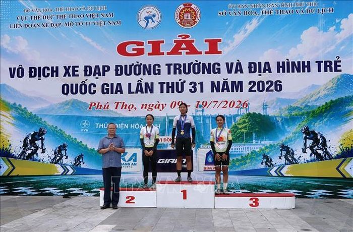 Ban tổ chức trao giải cho các vận động viên nữ.