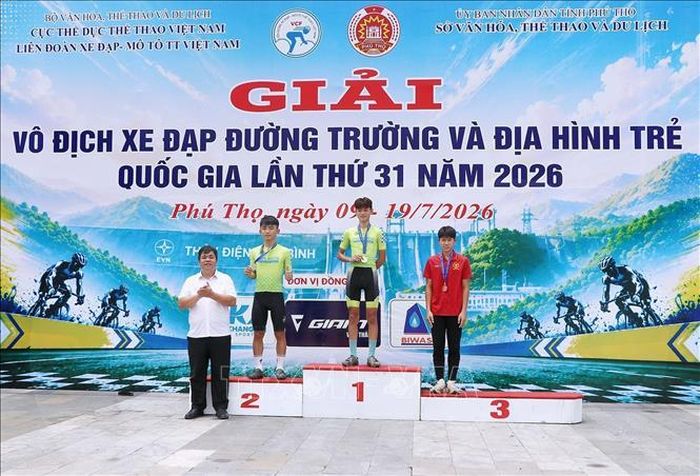 Ban tổ chức trao giải cho các vận động viên nam.