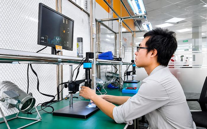 Hoạt động nghiên cứu tại Trung tâm Điện tử và Vi mạch bán dẫn Khu Công nghệ cao TP Hồ Chí Minh.