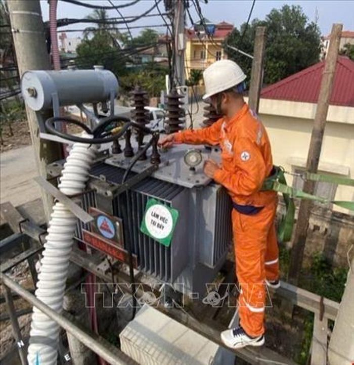 Công nhân Đội quản lý Điện lực khu vực Bình Giang kiểm tra, sửa chữa hệ thống điện.