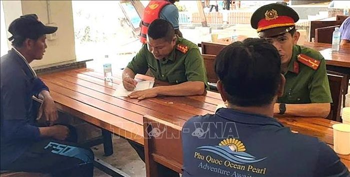 Cơ quan điều tra làm việc với các thuyền viên có liên quan đến vụ chìm ca nô tại Phú Quốc. Ảnh: TTXVN phát